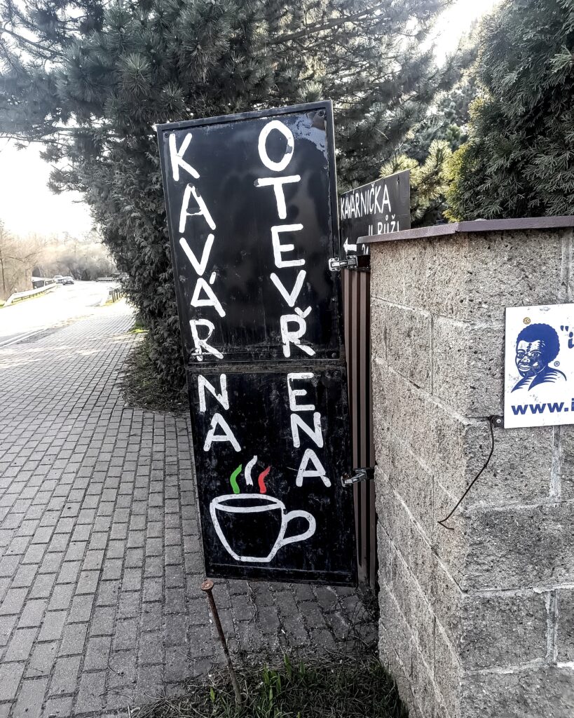 Kavárnička U Růži: latte art, Holá Řiť a foto fobie 2