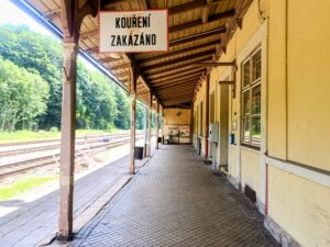 Nádraží Svoboda nad Úpou je zavřené. Kdysi zde jistě byla nádražka a čilý ruch.