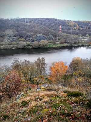 Naproti suchdolské skály, pod námi cyklostezka na Kralupy nad Vltavou.