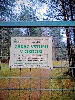 Obora Židlov je nepřístupná a zabírá značnou část Ralska. Pro mě nostalgická fotka jako připomenutí starého vandru kdy jsme ji pár let zpátky ilegálně navštívili. Tehdy ještě Mates nebyl na světě a dnes přes plot nepolezeme.