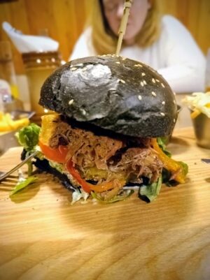 Ve Svijanské pivnici v Horním Hanychově jsem se rozšoupl a po čtyřech dnech vaření na dřívkáči si dopřál kachní hamburger.