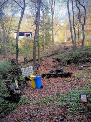 Jedna z mnoha chatek ve svahu Draháňské rokle. Mnohé z nich jsou dlouhodobě nevyužívané.