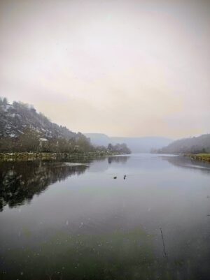 Ponurá ranní Vltava.