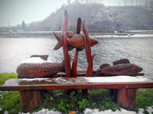 Dřevořezba u občerstvení Na Dole v Máslovicích. Občerstvení samozřejmě zavřeno.