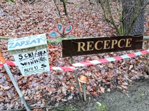 Zde je několik sešitů se vzpomínkami spokojených návštěvníků.