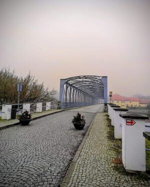 Most přes Vltavu v Týně nad Vltavou. Mlžný vandr 37