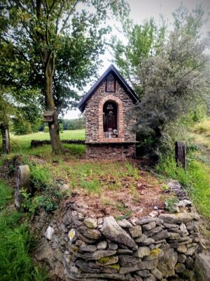 Výklenková kaplička.
