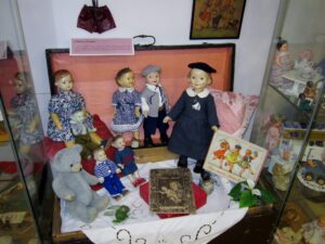 Zruč nad Sázavou: muzeum panenek 51